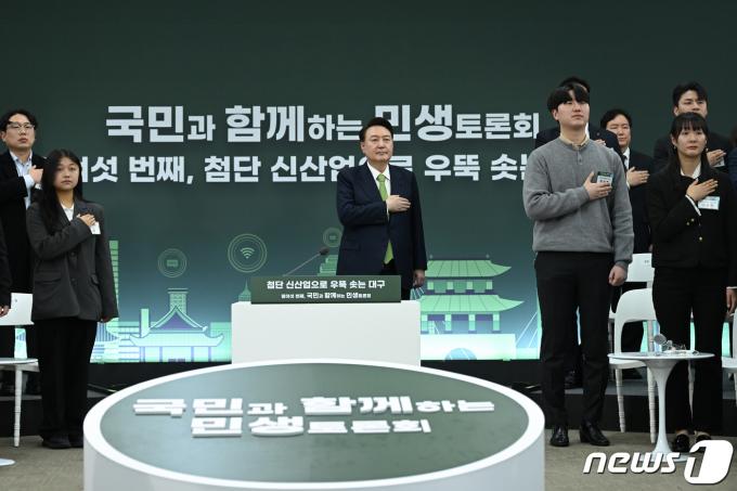 [사진] 국기에 경례하는 윤 대통령