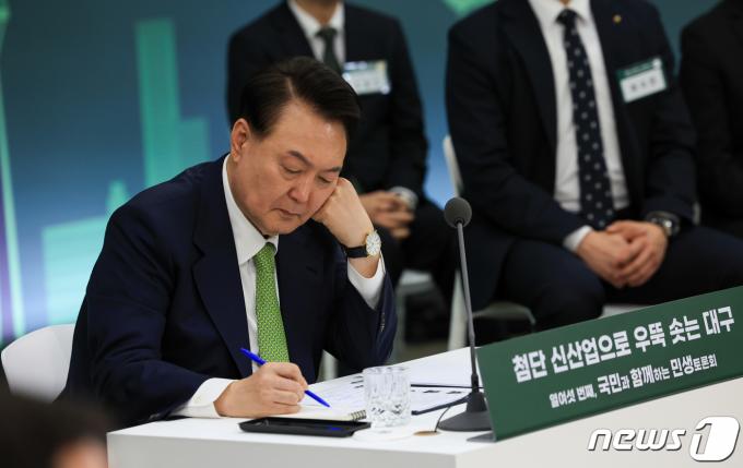 [사진] 메모하는 윤 대통령