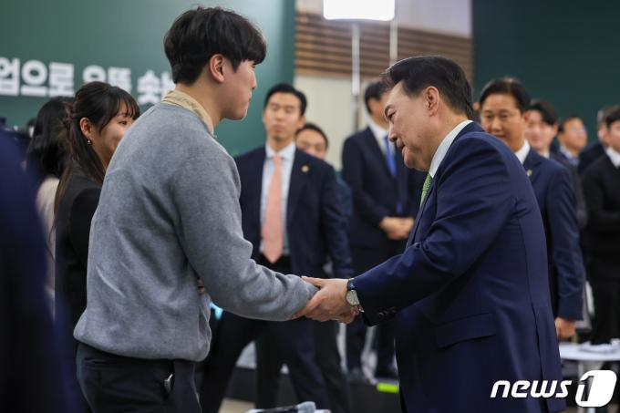 [사진] 민생토론회 참석자들과 인사하는 윤 대통령