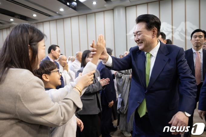[사진] 하이파이브 나누는 윤 대통령