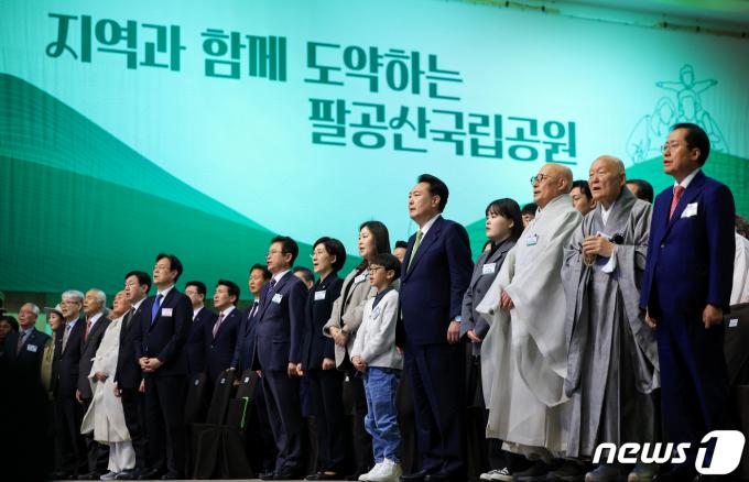 [사진] 애국가 제창하는 윤 대통령