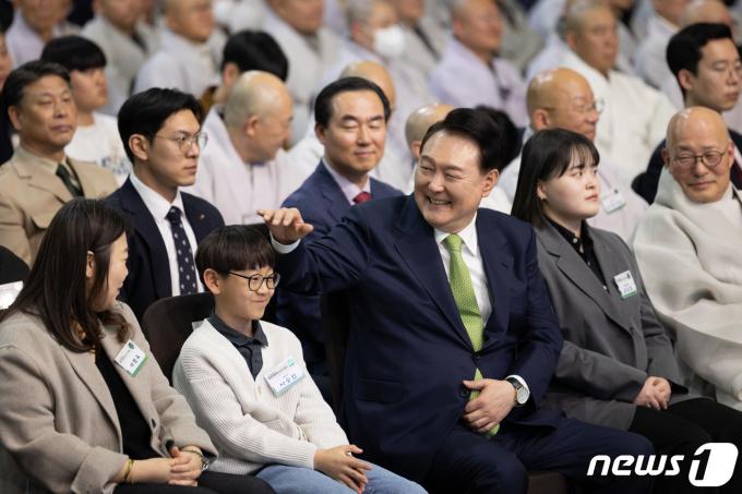 [사진] 어린이와 대화하는 윤 대통령