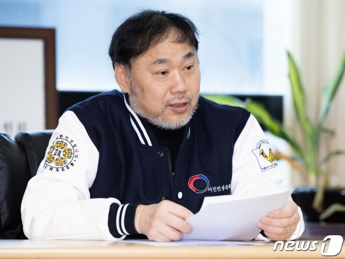 김순환 서민민생대책위원회 사무총장이 4일 오전 서울 여의도 서민민생대책위원회 사무실에서 열린 정부 의사 증원 정책 관련 기자회견에서 발언을 하고 있다. 김 사무총장은 이날 기자회견에서 2,000명 의사 증원에 따른 구체적 정책 방안 제시 및 전공의들에 대한 근로개선 등에 대한 내용을 주장했다. 2024.3.4/뉴스1 ⓒ News1 이재명 기자