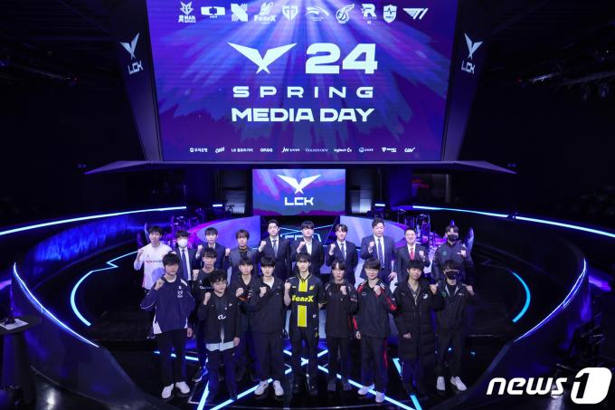 10일 오후 서울 종로구 롤파크 LCK(리그 오브 레전드 챔피언스 코리아) 아레나에서 열린 '2024 LCK 스프링 개막 미디어데이'에서 e스포츠 구단 선수들과 감독들이 기념촬영을 하며 파이팅을 외치고 있다. 2024.1.10/뉴스1 ⓒ News1 민경석 기자