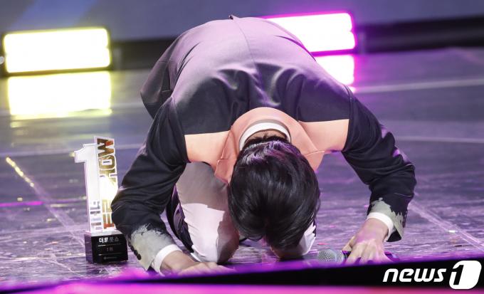[사진] 손태진 '더 트롯쇼' 1위 감사 큰절