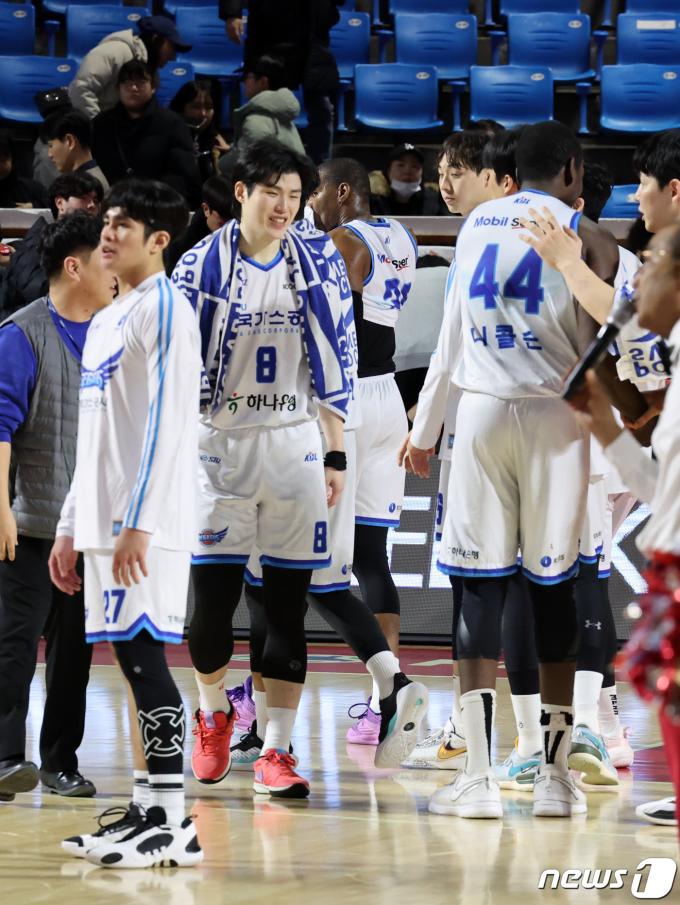 22일 서울 송파구 잠실학생체육관에서 열린 2023-2024 정관장 프로농구 서울 SK나이츠와 대구 한국가스공사의 경기에서 88대 75로 승리한 가스공사 선수들이 기뻐하고 있다. 2024.1.22/뉴스1 ⓒ News1 황기선 기자