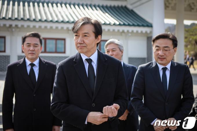 조국 조국혁신당 대표가 4일 오후 서울 동작구 국립서울현충원에서 현충탑 참배를 마치고 이동하고 있다. (조국혁신당 제공) 2024.3.4/뉴스1 ⓒ News1 임세영 기자