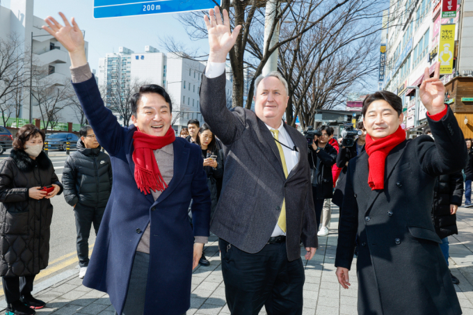 원희룡 국민의힘 인천 계양을 예비후보(왼쪽부터)와 인요한 전 혁신위원장, 이천수 후원회장이 26일 인천 계양우체국 인근에서 시민들을 향해 인사하고 있다. 사진=뉴스1  