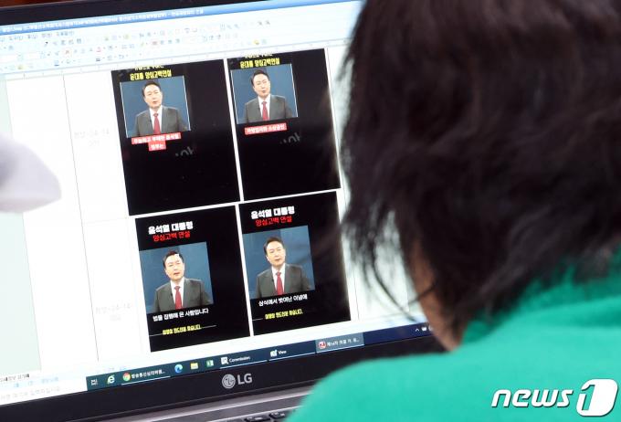 방송통신심의위원회에서 열린 제14차 통신심의소위원회 회의에서 한 위원이 틱톡에 올라온 '가상으로 꾸며본 윤대통령 양심고백' 딥페이크 영상 게시물 관련 자료를 살펴보고 있다. 2024.2.23/뉴스1 ⓒ News1 김명섭 기자
