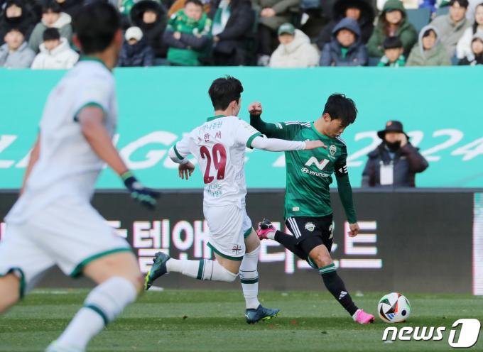 1일 전북 전주시 전주월드컵경기장에서 열린 하나은행 K리그1 2024 개막전 전북현대와 대전하나시티즌의 경기에서 김진수가 크로스를 시도하고 있다. 2024.3.1/뉴스1 ⓒ News1 유경석 기자