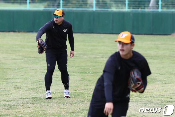 한화 류현진(왼쪽)과 문동주가 27일 오전 일본 오키나와 고친다구장에서 열린 2차 스프링캠프에서 훈련하고 있다. 2024.2.27/뉴스1 ⓒ News1 이광호 기자