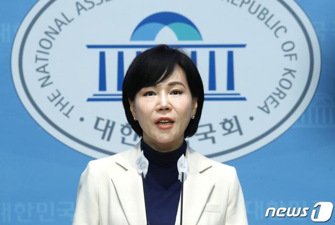 전현희 전 국민권익위원장이 21일 오후 서울 여의도 국회 소통관에서 기자회견을 갖고 발언을 하고 있다. 이날 전 전 위원장은 