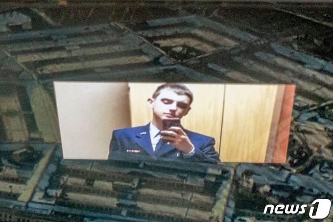 미국 국방부인 펜타곤과 기밀 문서 유출 용의자 잭 테세이라 일병을 합성한 시각물 ⓒ AFP=뉴스1