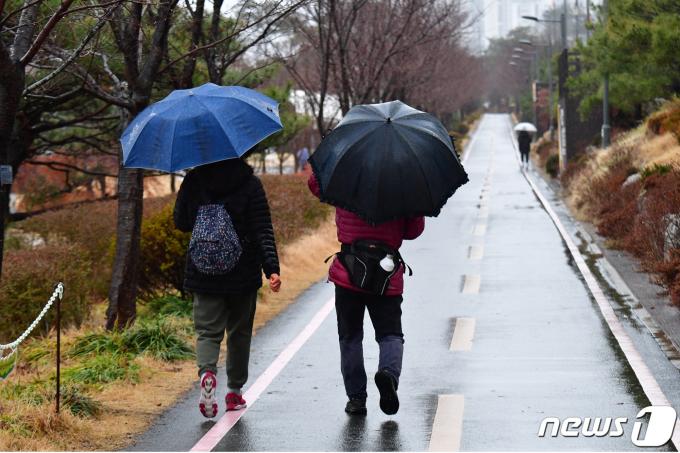 경북 포항시 남구 대잠동 철길숲에서 시민들이 봄비를 맞으며 걸어가고 있다. 2024.2.21/뉴스1 ⓒ News1 최창호 기자