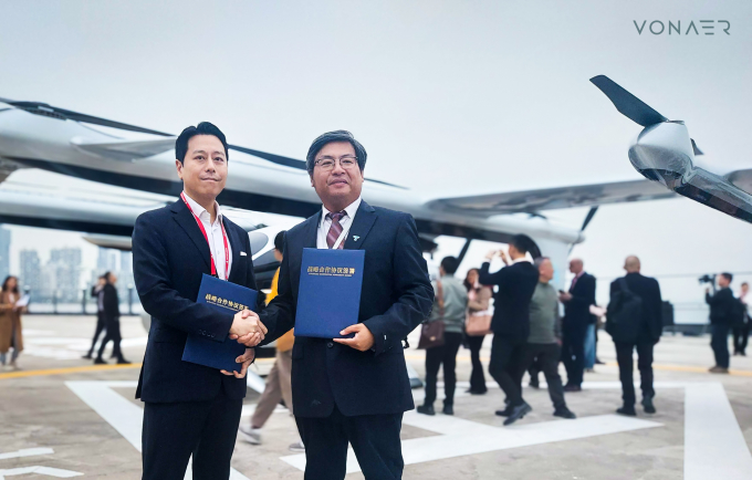 중국 선전에서 열린 오토플라이트 시연회장에서 신민 본에어 대표이사(좌)와 켈렌 자이 오토플라이트 부사장(우)이 MOU 체결 후 기념촬영을 하고 있다. /사진=본에어