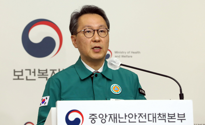 정부가 의료현장의 혼란을 초래한 집단행동의 핵심 관계자를 엄정 조치하고 이틀째 현장점검에 나서며 근무지를 이탈한 전공의에 최소 3개월의 면허정지 처분을 내릴 방침이다.박민수 중앙재난안전대책본부 제1총괄조정관(보건복지부 제2차관)이 4일 세종시 정부세종청사에서 의사 집단행동 관련 중앙재난안전대책본부 회의 및 정부의 대응방안 등을 설명하고 있다. /사진=뉴스1