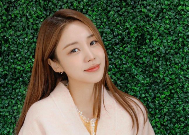 배우 윤진이의 남편이 공개돼 눈길을 끌고 있다. /사진=윤진이 인스타그램