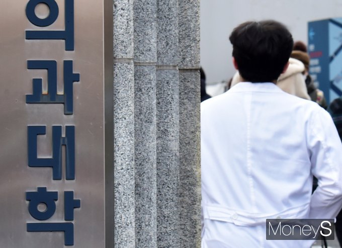 의대협이 임시총회에서 동맹휴학을 만장일치로 가결했다. 사진은 서울의 한 의과대학 학생들의 모습. /사진=임한별 기자