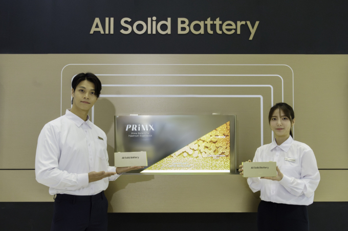 삼성SDI가 오는 6일부터 서울 코엑스에서 열리는 '인터배터리 2024'에서 차세대 기술력을 소개한다. 전고체 배터리를 소개하는 삼성SDI 관계자. /사진=삼성SDI 제공