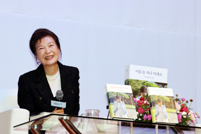 박근혜 전 대통령은 오는 4월 총선을 앞두고 지난달 5일 대구 수성구에서 북콘서트를 개최했다. 사진은 박 전 대통령이 지난달 5일 대구 수성구 만촌동 인터불고호텔 컨벤션홀에서 열린 ‘박근혜 회고록 : 어둠을 지나 미래로’ 출간 기념 북콘서트에서 환하게 웃는 모습. /사진=뉴시스(공동취재) 