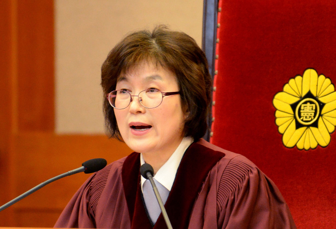 2017년3월10일 헌법재판소에서는 박근혜 대통령의 파면을 결정했다. 사진은 지난 2017년 3월10일 이정미 헌법재판소 소장 권한대행이 서울시 종로구 재동 헌법재판소 대심판정에서 박 대통령 탄핵심판을 선고하는 모습. /사진=뉴시스(공동취재단)