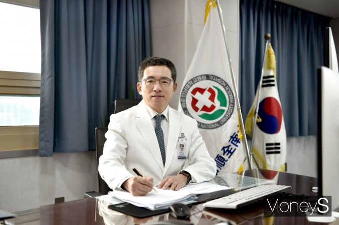 전남대병원은 화순전남대병원 제11대 병원장에 민정준 핵의학과 교수를 임명했다/사진=전남대학교병원 제공.