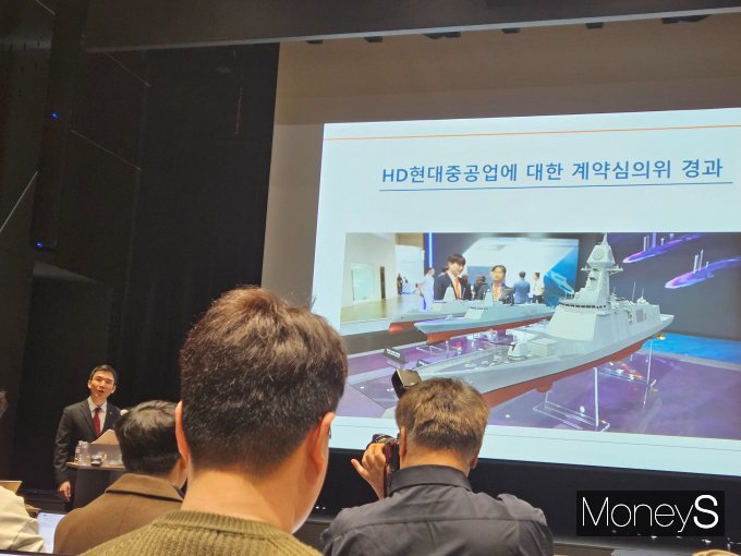 서울 중구 한화빌딩에서 구승모 한화오션 컴플라이언스실 변호사가 설명회를 진행하고 있다. /사진=최유빈 기자