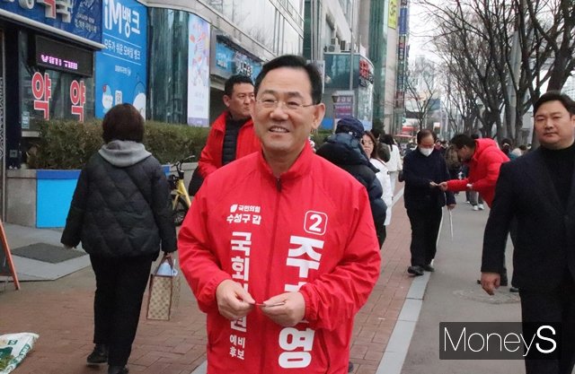 주호영 국민의힘 대구 수성 갑 국회의원 예비후보가 4일 신매광장에서 유권자들에게 인사를 하기 위해 거리를 이동하고 있다./사진=김덕엽 기자