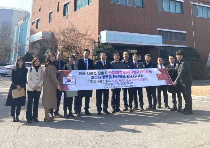 중국 지린성 창춘시의 국제 산업협력 플랫폼인 '한중(창춘) 국제협력시범구' 류나이쥔 한중 협력시범구 관리위원회 당서기(오른쪽 여덟번째)와대표단이 안산시를 방문하고 수소 등 신재생에너지 분야에서 협력 방안을 모색하는 시간을 가졌다. / 사진제공=안산시