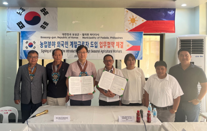  김규웅 보성군 부군수(왼쪽 세번째)와 필리핀 파다다시장(왼쪽 네번째)이 지난해 외국인 계절 근로자 도입 업무 협약을 체결한 뒤 기념 촬영을 하고 있다./사진제공=보성군