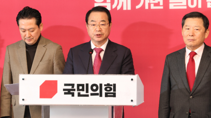 국민의힘 공천관리위원회가 부산 서·동구 선거구의 4·11 총선 후보를 3자 경선으로 확정하기로 결정했다. 사진은 정영환 국민의힘 공천관리위원장이 서울 여의도 중앙당사에서 제22대 총선 공천 심사 결과를 발표하는 모습. /사진=뉴스1