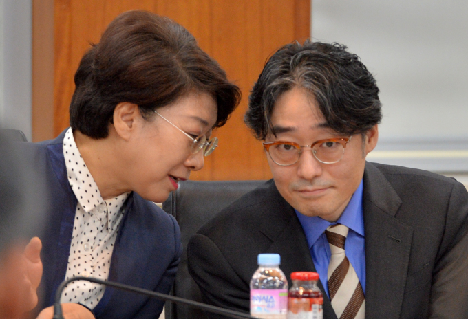 임종윤 한미약품 사장(오른쪽)이 최대주주로 있는 DXVX의 살림이 빠듯해지고 있다. /사진=뉴스1