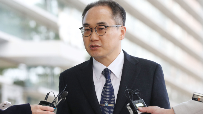 이원석 검찰총장이 5일 충남 홍성군 대전지검 홍성지청을 방문해 의료계의 집단 사직 등과 관련해 의료법에 정해진 절차에 따라 진행하겠다고 밝혔다. 사진은 지난 2월 이 총장이 경기 수원 수원지검에서 취재진과 질의응답하는 모습. /사진=뉴스1