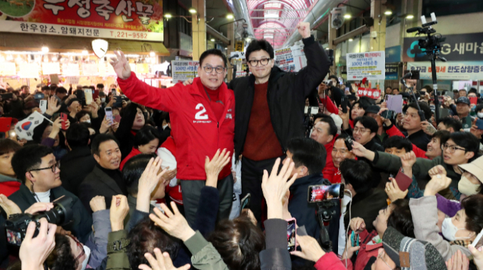 한동훈 국민의힘 비상대책위원장이 전날 충남 천안을 찾은데 이어 충북 청주를 방문해 충청도 표심잡기에 나섰다. 사진은 한동훈 국민의힘 비상대책위원장이 5일 오전 충북을 방문한 모습. /사진=뉴시스