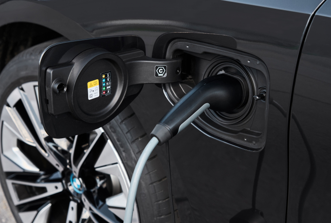 충전하는 BMW '뉴 530e' 모습. 사진제공=BMW코리아