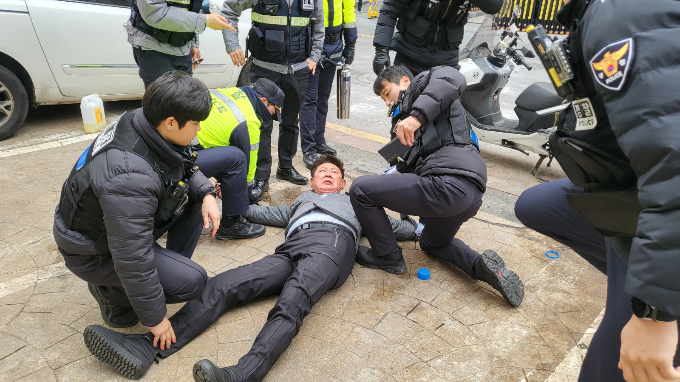 장일 전 서울 노원을 당협위원장이 지난 2일부터 3일까지 총선 공천에서 탈락했다는 이유로 서울 여의도 국민의힘 중앙당사앞에서 분신을 시도해 구속기로에 놓였다. 사진은 지난 3일 분신을 시도하다 체포되는 장 전 위원장. /사진=뉴스1