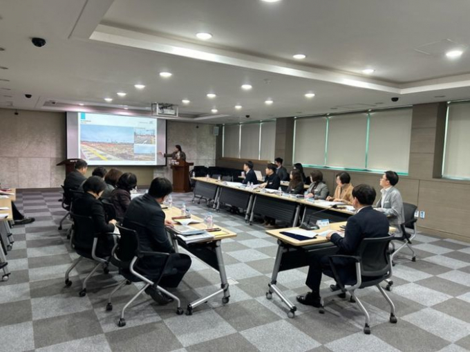 파주시 관계자들이 외부 전문가들과 함께 국민안전체험관 건립을 위한 용역 착수보고회를 열고 있다. / 사진제공=파주시