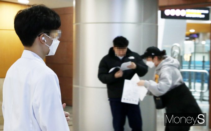 정부가 5일부터 집단사직 후 돌아오지 않는 전공의에게 면허정지 3개월을 순차적으로 사전통보할 예정이다. 사진은 서울의 한 대형병원의 모습으로 기사의 직접적인 내용과 무관. /사진=임한별 기자
