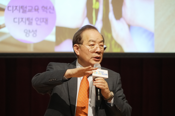 지난 2월7일 북구에서 열린 ‘찾아가는 부산형 늘봄 확대 정책 설명회’에서  정책 설명을 하는 하윤수 부산교육감/사진=부산교육감 
