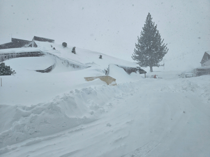 미국 캘리포니아에 폭설이 내려 피해가 잇따랐다. 사진은 지난 2일(현지시각) 미국 캘리포니아주 트러키 지역에 많은 눈이 내려 주택이 눈에 파묻혀있는 모습. /사진=로이터