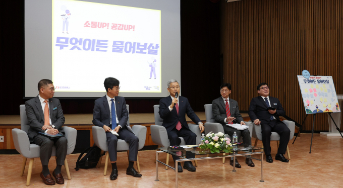 5일 한전 광주전남본부와 담양지사를 시작으로 전국 단위의 소통설명회에 나선 김동철 한전 사장(가운데)이 직원들과 소통하고 있다./한전