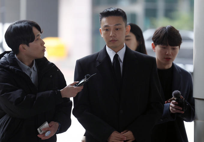 지난해 서울 강남구 한 병원에서 배우 유아인(본명 엄홍식)에게 프로포폴을 처방한 후 자신도 투약한 의사가 검찰로부터 징역 3년을 구형받았다. 사진은 5일 오후 서울 서초구 서울중앙지법에서 열린 3차 공판에 출석하는 유아인. /사진=뉴스1