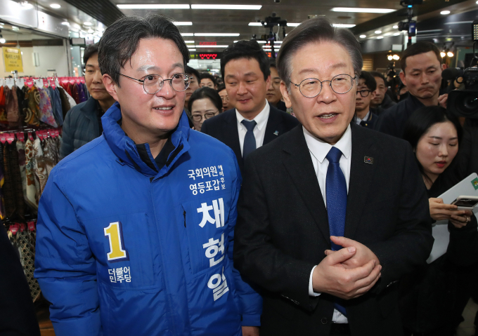 5일 김영주 국회부의장의 지역구인 영등포를 방문한 이재명 더불어민주당 대표가 채현일 서울 영등포갑 민주당 예비후보를 지지했다. 사진은 이 대표(오른쪽)와 채 예비후보가 5일 서울 영등포 뉴타운 지하쇼핑몰을 찾아 시민들에게 인사를 건네는 모습. /사진=뉴스1