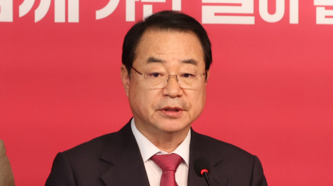 국민의힘 공천관리위원회가 박근혜 전 대통령 최측근인 유영하 변호사, 현역 박성중 의원을 포함한 본선 진출자를 추가 확정했다. 사진은 질문받는 정영환 공관위원장의 모습. /사진=뉴스1