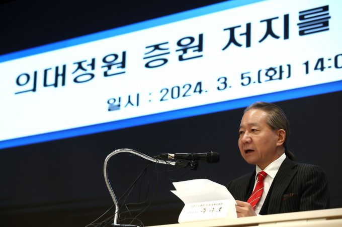 주수호 대한의사협회 의대정원 증원 저지를 위한 비상대책위원회 언론홍보위원장이 5일 오후 서울 용산구 대한의사협회관에서 정례브리핑을 하고 있다. /사진=뉴스1