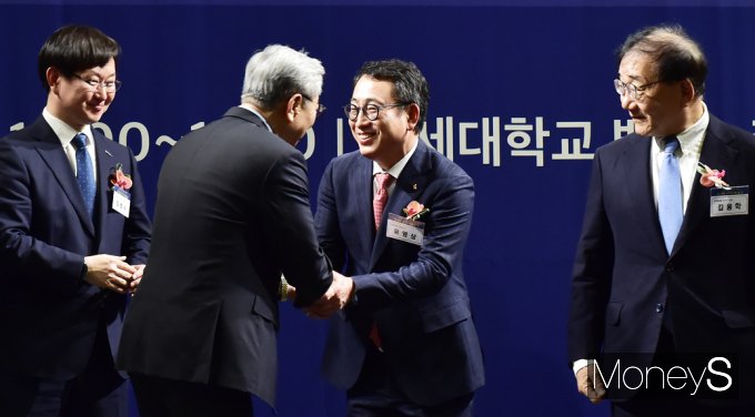 [머니S포토] 韓 이통 40주년 기념 토론, 악수 나누는 유영상·윤동섭