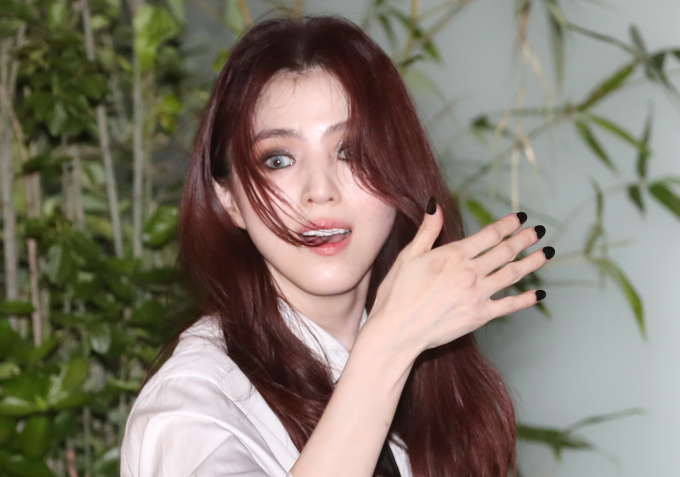 배우 한소희가 프랑스의 한 주얼리 브랜드 파티에 참석했다가 태도 논란이 불거졌다. 사진은 지난해 9월 서울 성동구 성수동 한 매장에서 열린 명품 브랜드 포토콜 행사에 참석한 배우 한소희. /사진=뉴스1