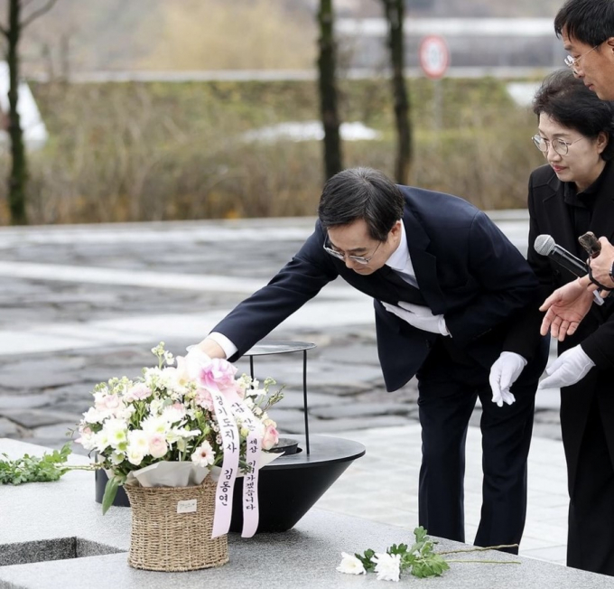 김동연 경기도지사가 5일 오후 경남 김해시 진영읍 봉하마을을 찾아 고 노무현 전 대통령 묘역을 참배하고 있다. / 사진=김동연 지사 SNS 캡처