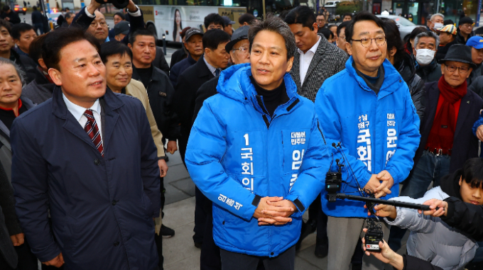 임종석 전 대통령 비서실장이 더불어민주당에 잔류할 것을 결정해 당내 반명(반이재명)계 파괴력도 줄어들 것으로 전망된다. 사진은 임종석 전 청와대 비서실장이 왕십리역 광장에서 시민들에게 저녁인사하는 모습. /사진=뉴시스