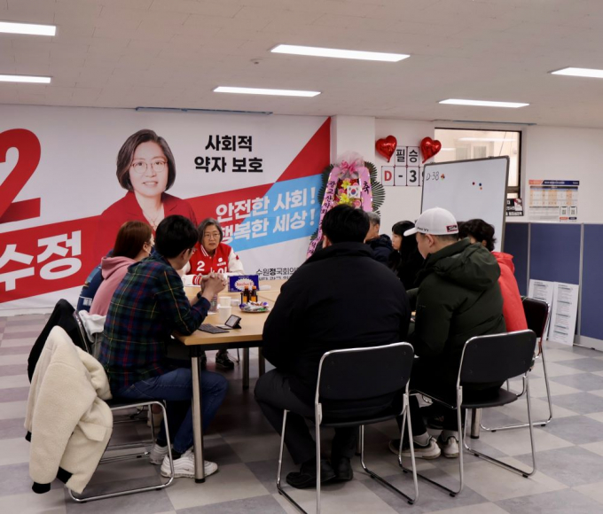 이수정 국민의힘 수원정 국회의원 후보(왼쪽 세번째)가 서울지하철 3호선 연장 위해 매탄동 주민들과 직접 소통에  나섰다. / 사진제공=국민의힘 이수정 수원정 국회의원 후보